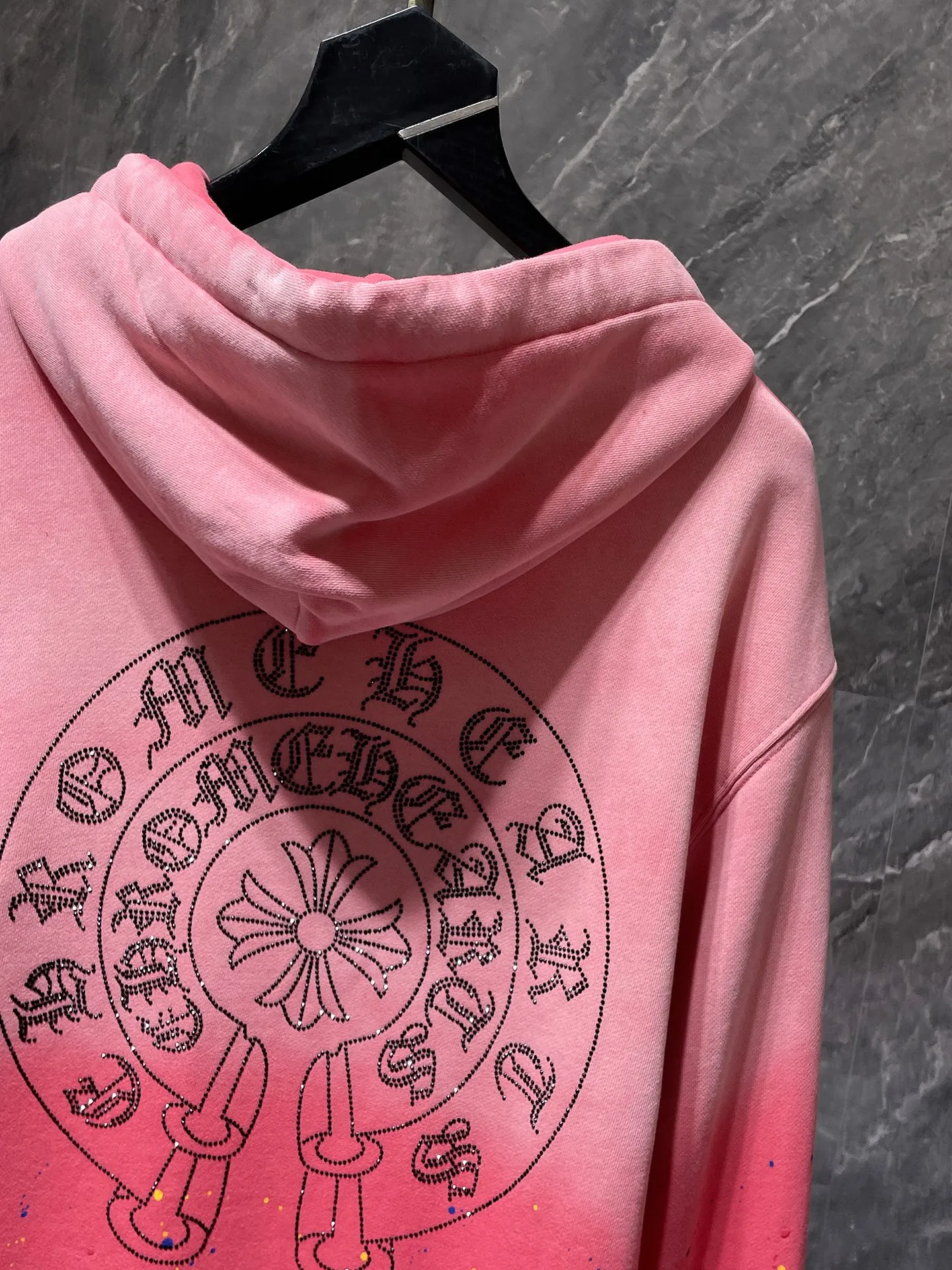 P300 Chrome Hearts Autumn and Winter 2025 Counter Synchronization The highest version! Crow Heart Cross Horseshoe Gradient Washed Water Splash Ink Hot Diamond Heavy Industry Sweater Improved Customized Version 1:1 High Weight High Quality Fabric Recommended Colors: Gradient Black Gradient Pink Gradient Green Code Number: S, M, L, XL